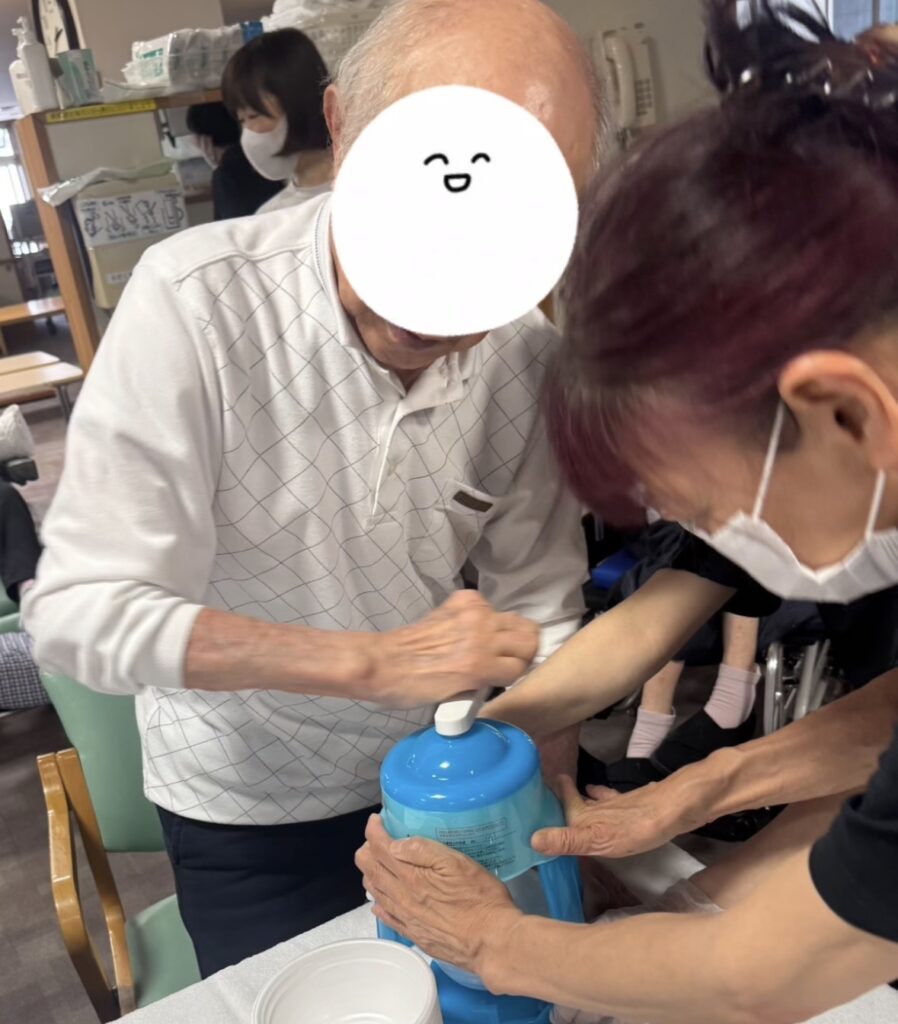 高齢者と職員がレクリエーション活動で水筒を使用している様子
